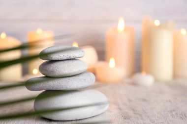 Tahta masadaki spa taşları yığını