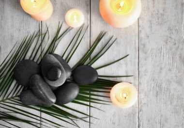 Spa taş ve ahşap arka plan üzerinde yanan mum güzel kompozisyon