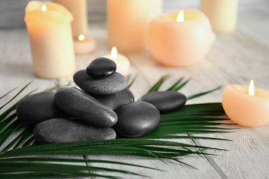 Ahşap masa üzerinde spa taşlarla güzel kompozisyon
