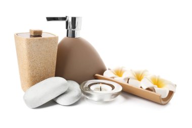 Beyaz arkaplanda güzel bir spa kompozisyonu