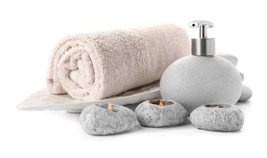 Beyaz arkaplanda güzel bir spa kompozisyonu