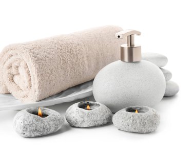 Beyaz arkaplanda güzel bir spa kompozisyonu