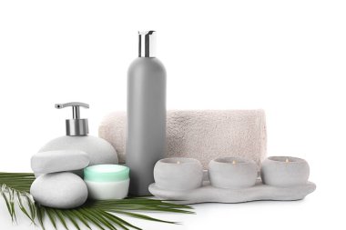 Beyaz arkaplanda güzel bir spa kompozisyonu