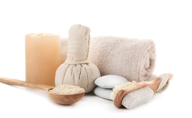 Beyaz arkaplanda güzel bir spa kompozisyonu