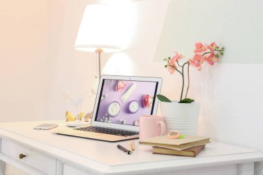 Masa üstünde laptop ile Ev İşyeri