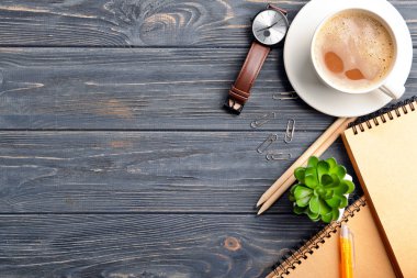 Kahve ve Kırtasiye masada Kupası ile işyeri kompozisyon