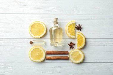 Ahşap masa üzerinde narenciye esans şişeleri ile kompozisyon