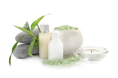 Mum ve tuvalet malzemeleri beyaz arka plan üzerinde Spa kompozisyonu