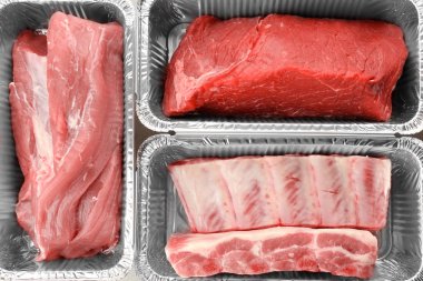 Folyo kaplarda, closeup çiğ et