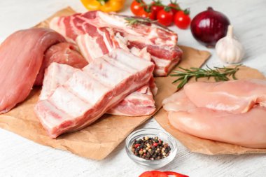 Çiğ et ürünleri masada çeşitleri