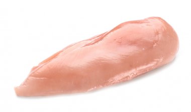 Beyaz arkaplanda çiğ tavuk filetosu