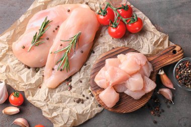 Çiğ tavuk fileto tablo ile kompozisyon