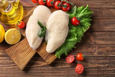 Ahşap masa üzerinde bazı ürünleri ile haşlanmış tavuk fileto