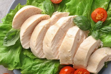 Marul ve domates plaka, closeup ile haşlanmış tavuk fileto