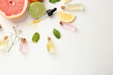 Uçucu yağlar ve beyaz arka plan üzerinde narenciye meyve kompozisyonu