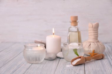 Ahşap masa üzerinde kaplıca tedavisi için ayarla