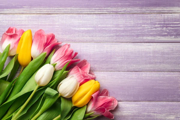 Bei tulipani freschi su sfondo di legno a colori — Foto Stock