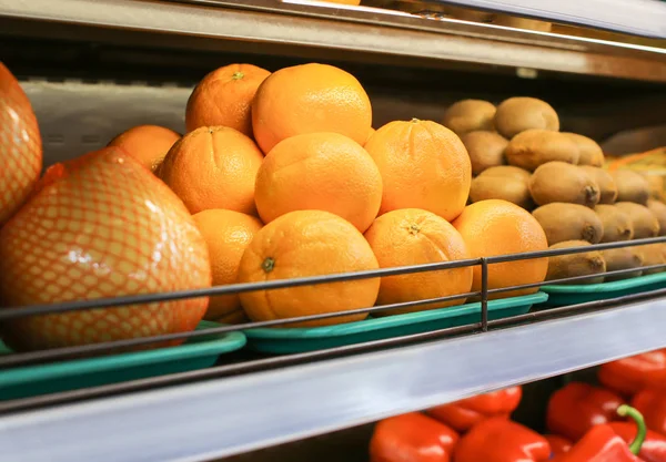 Ízletes citrusfélék boltban polcon — Stock Fotó