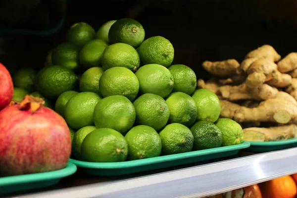 Ízletes citrusfélék boltban polcon — Stock Fotó