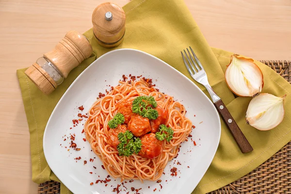 Plate with spaghetti and meatballs on table. Delicious pasta recipes — Stock Photo, Image