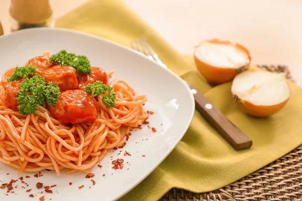 Piatto con spaghetti e polpette sul tavolo. Deliziose ricette di pasta — Foto Stock