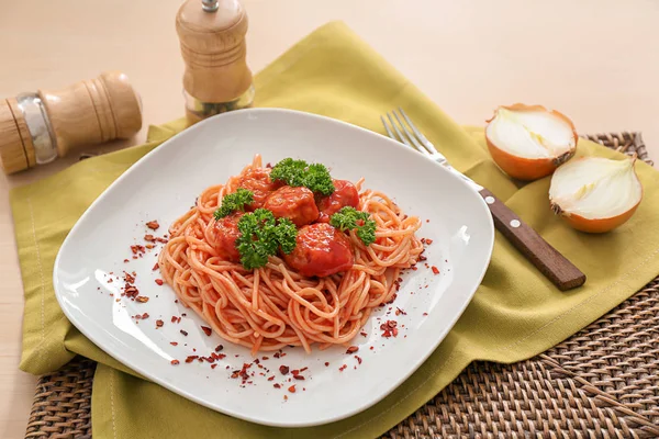 Talerz spaghetti i klopsiki na stole. Makaron przepisy kulinarne — Zdjęcie stockowe