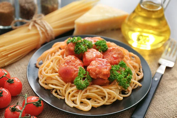 Prato com espaguete e almôndegas na mesa. Deliciosas receitas de massas — Fotografia de Stock