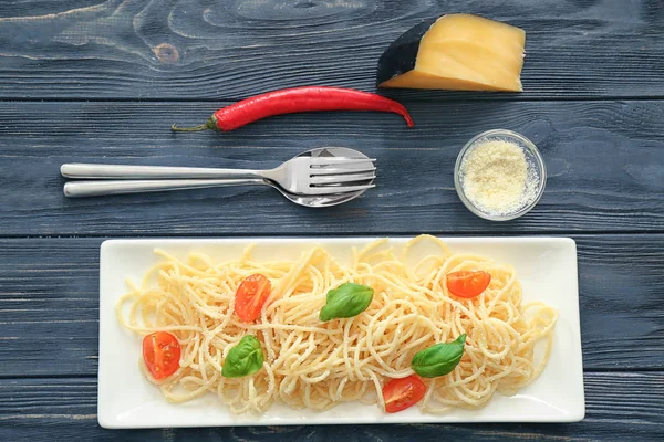 Piatto con spaghetti e pomodori in tavola. Deliziose ricette di pasta — Foto Stock