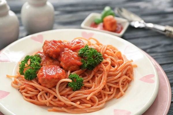 Piatto con spaghetti e polpette sul tavolo. Deliziose ricette di pasta — Foto Stock