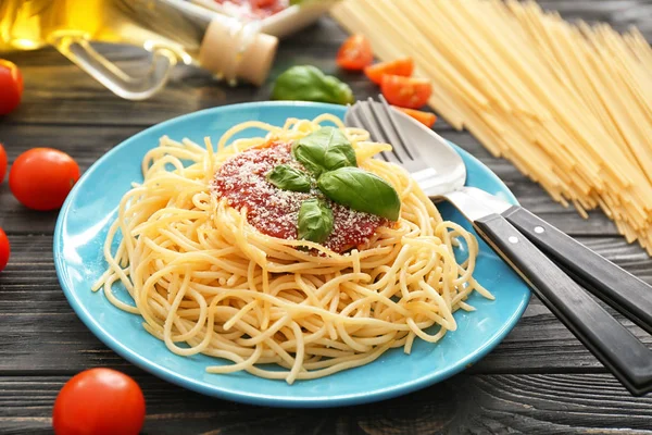 Тарілка з спагетті і соусом на столі. Смачні рецепти макаронів — стокове фото