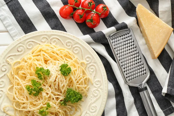 Talerz spaghetti i ser na stole. Makaron przepisy kulinarne — Zdjęcie stockowe