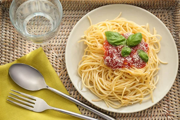 스파게티와 쟁반에 소스와 함께 접시입니다. 맛 있는 파스타 요리법 — 스톡 사진