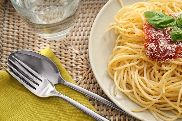 Plate with spaghetti and sauce on tray. Delicious pasta recipes — Stock Photo, Image