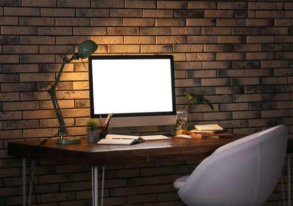 Bekväm hem arbetsplats med dator i tabell — Stockfoto