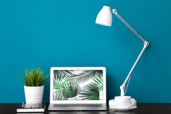 Bekväm hem arbetsplats med laptop på bord — Stockfoto