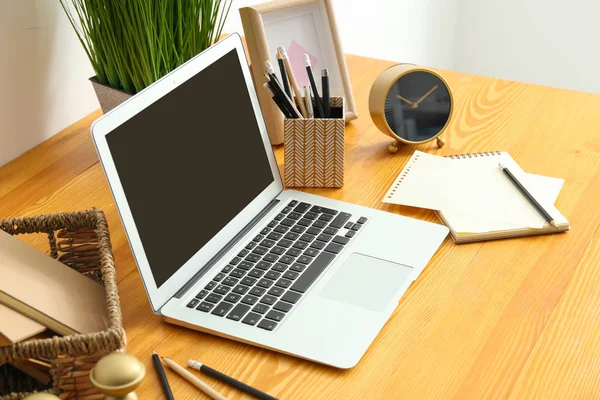 Comfortable home workplace with laptop on table — Stock Photo, Image