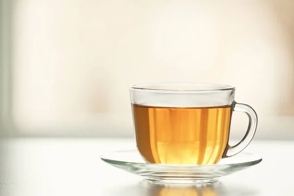 Стакан вкусного зеленого чая на столе — стоковое фото