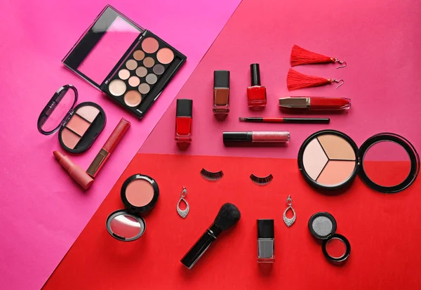 Set of decorative cosmetics and accessories on color background, flat lay — Stock Photo, Image