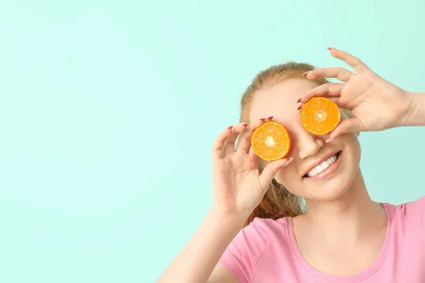 Engraçado jovem com frutas cítricas em fundo de cor — Fotografia de Stock