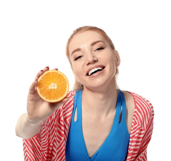 Mulher bonita com frutas cítricas no fundo branco — Fotografia de Stock