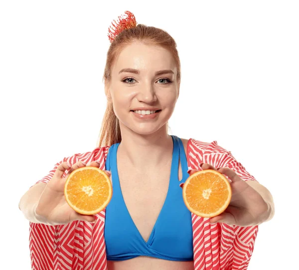 Mulher bonita com frutas cítricas no fundo branco — Fotografia de Stock