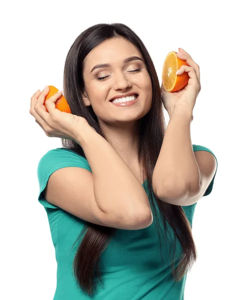 Piękna młoda kobieta z owoców cytrusowych na białym tle — Zdjęcie stockowe