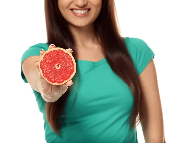 Hermosa joven con cítricos sobre fondo blanco — Foto de Stock