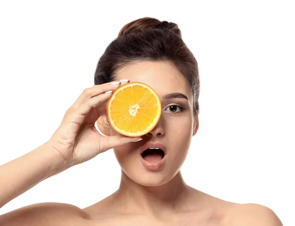 Hermosa joven con cítricos sobre fondo blanco — Foto de Stock