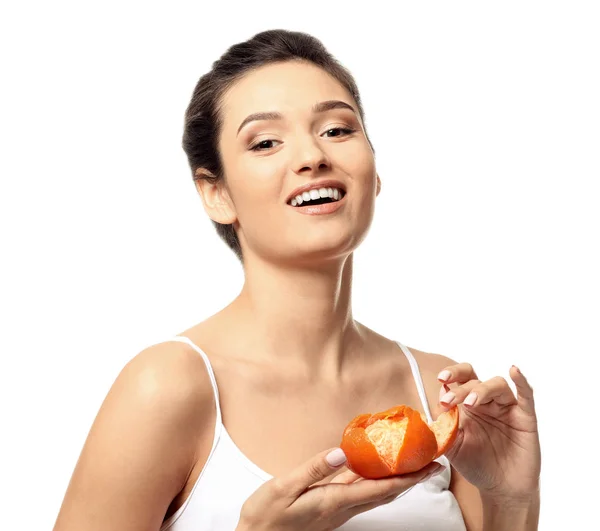 Schöne junge Frau mit Zitrusfrüchten auf weißem Hintergrund — Stockfoto