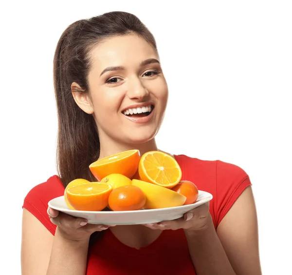 Hermosa joven con plato lleno de cítricos sobre fondo blanco — Foto de Stock