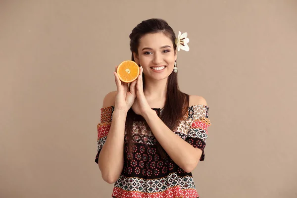 Frumoasa femeie tânără cu fructe citrice pe fundal de culoare — Fotografie, imagine de stoc