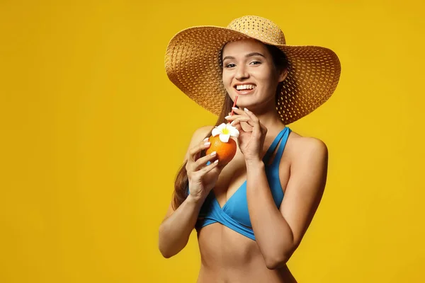 Schöne junge Frau mit Zitrusfrüchten auf farbigem Hintergrund — Stockfoto