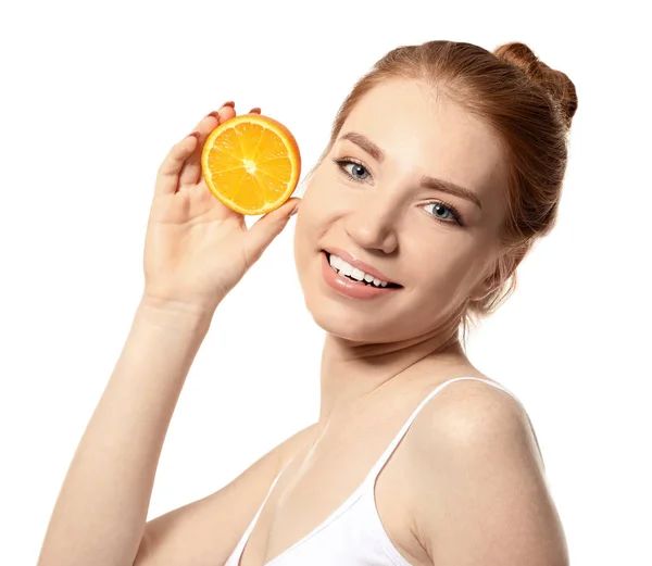 Mulher bonita com frutas cítricas no fundo branco — Fotografia de Stock