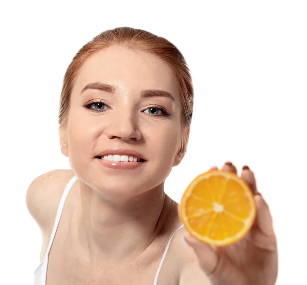 Mulher bonita com frutas cítricas no fundo branco — Fotografia de Stock